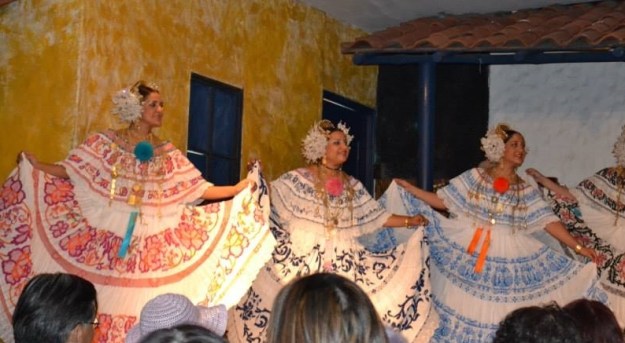 dancing ladies in native dresses of Panama