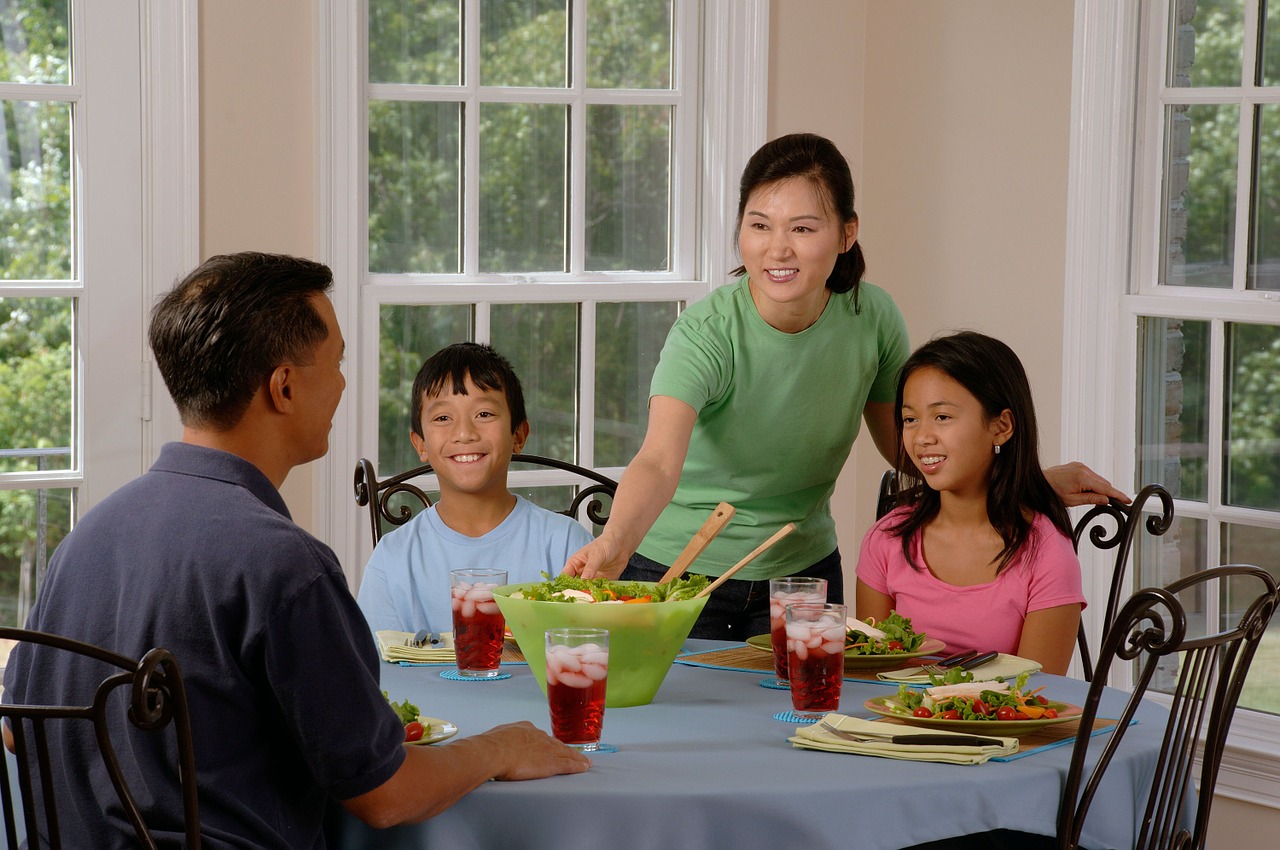 Family of 4 sitting at a dining table.