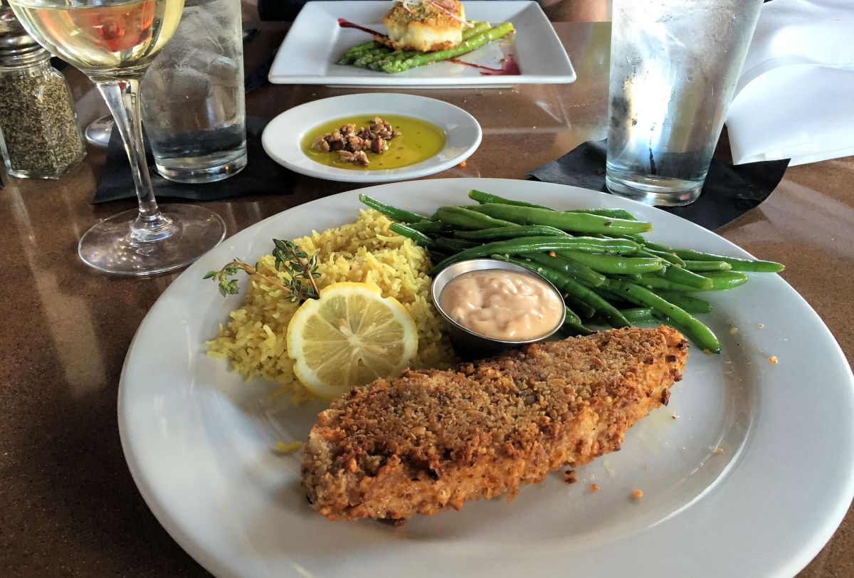 a plate of food-fish fillet, green beans